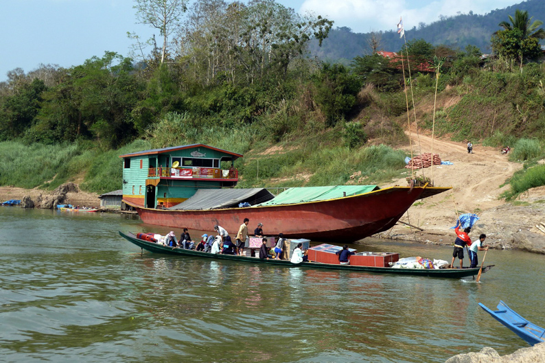 landsbyens-beboere-har-vaeret-ude-og-handle.-laos.jpg